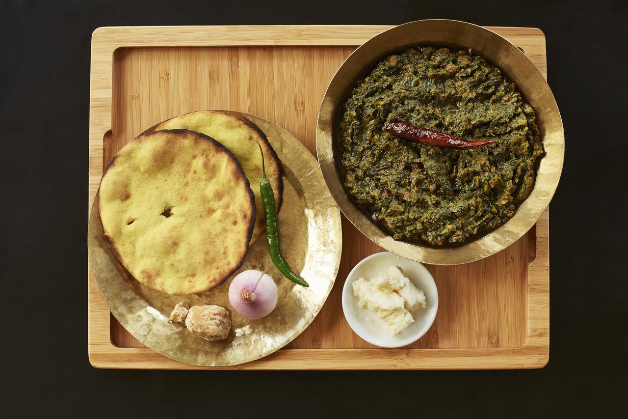 Hotel Taj Swarna, Amritsar Exterior foto A traditional meal of Makha
