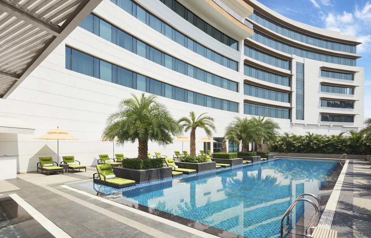 Hotel Taj Swarna, Amritsar Exterior foto The pool at the hotel
