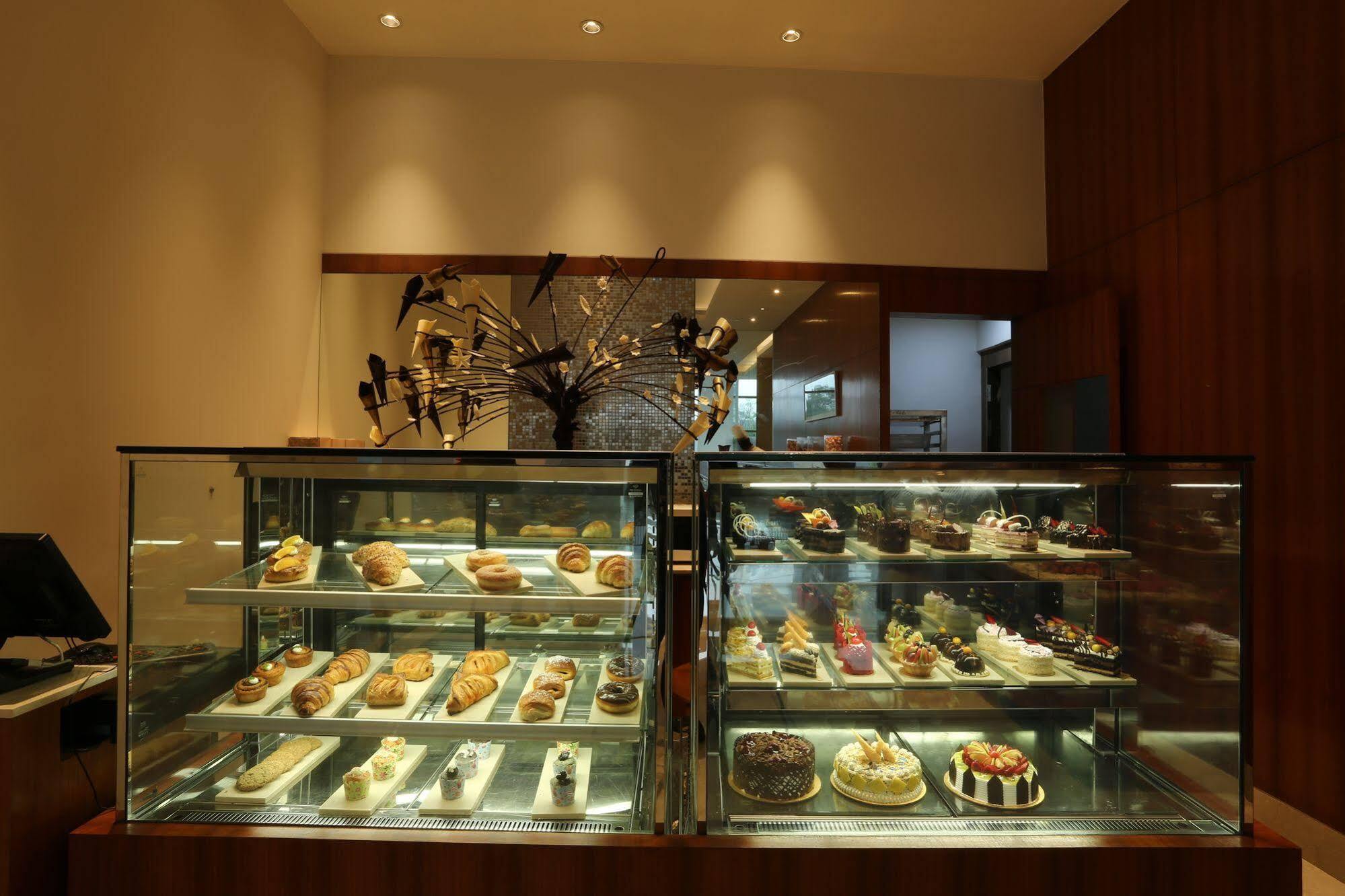 Hotel Taj Swarna, Amritsar Exterior foto A pastry display case