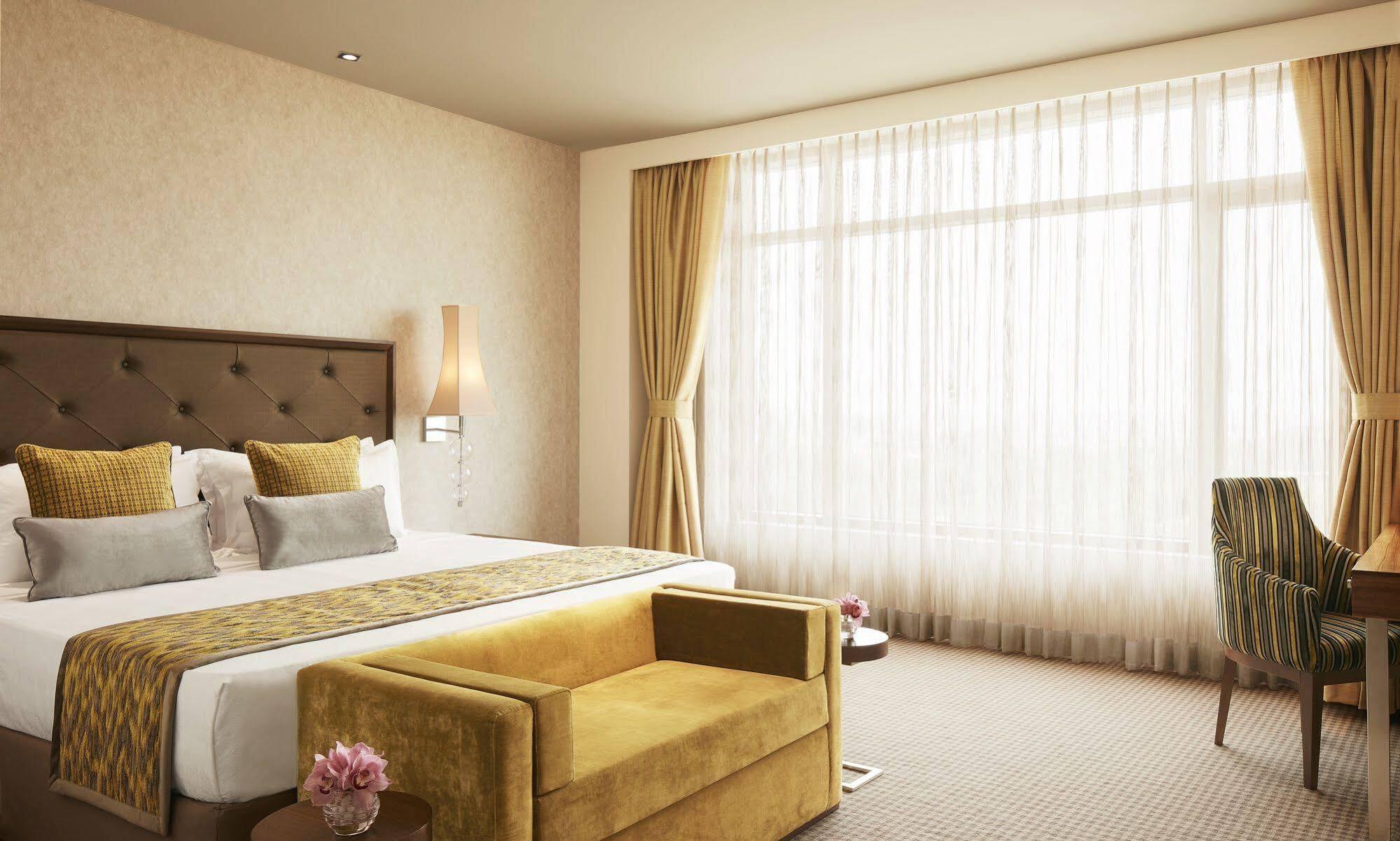 Hotel Taj Swarna, Amritsar Exterior foto A room at the Taj Mahal Palace