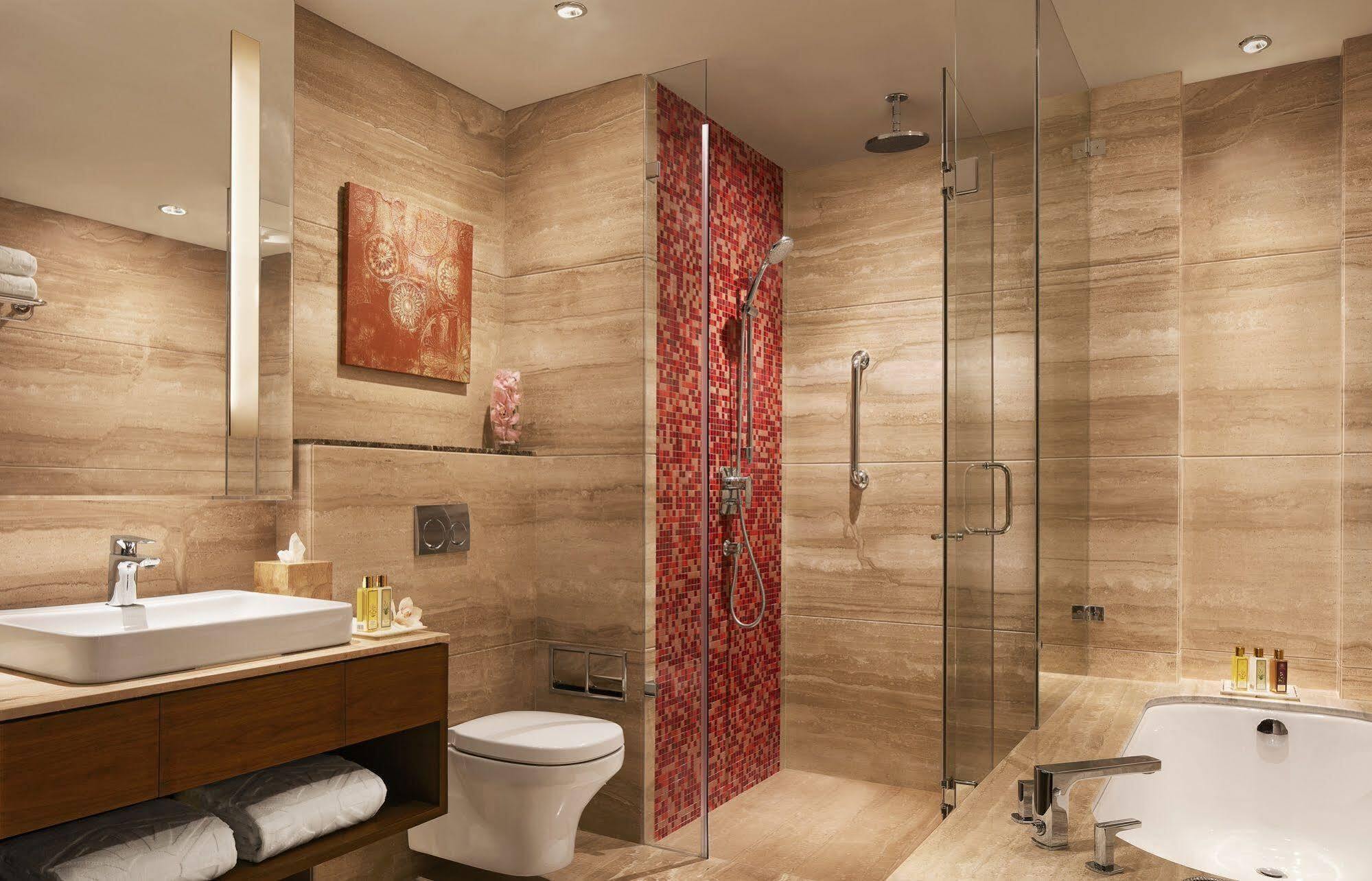 Hotel Taj Swarna, Amritsar Exterior foto A modern bathroom