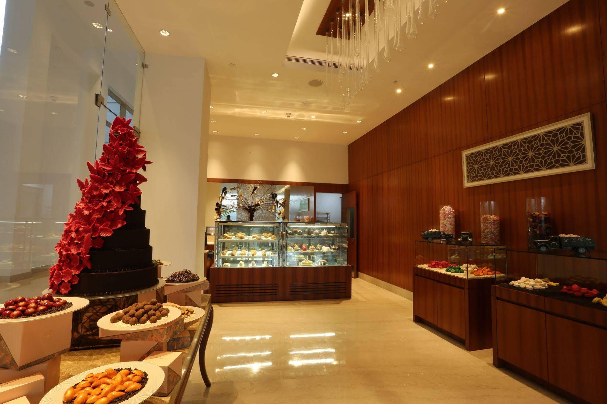 Hotel Taj Swarna, Amritsar Exterior foto The Pastry Shop