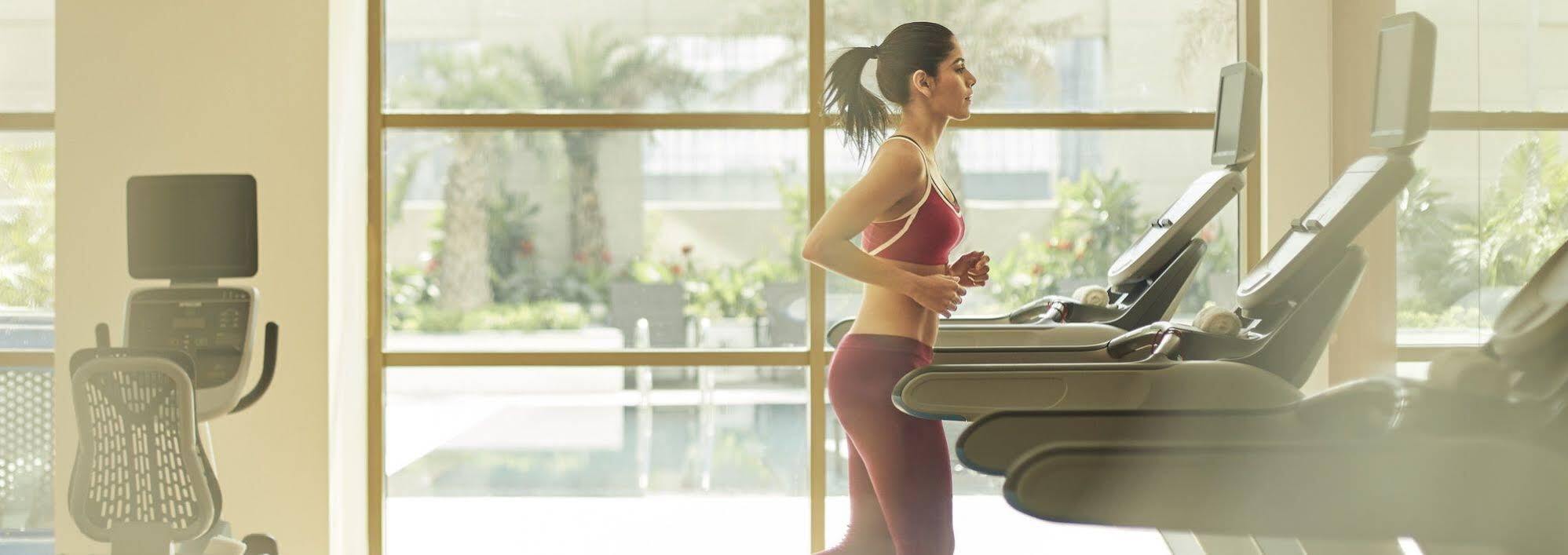 Hotel Taj Swarna, Amritsar Exterior foto A woman exercising on a treadmill